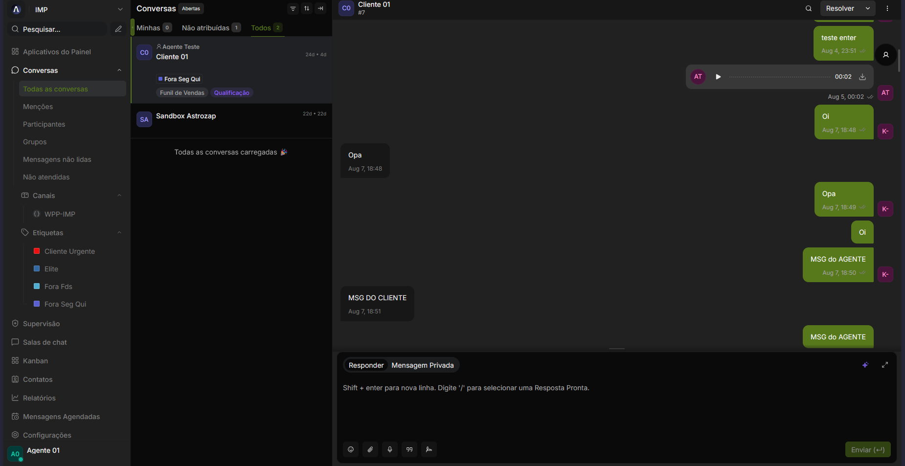 Painel de conversas da Astrozap: menu lateral com canais, etiquetas e kanban, lista de conversas com etiquetas de funil e o histórico de uma conversa com áudio.